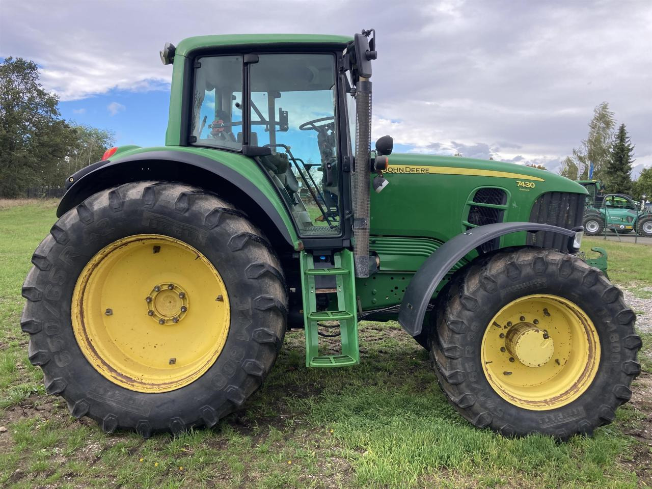 John Deere 7430 - Farm tractor: picture 4 John Deere 7430 - Farm tractor: picture 4
