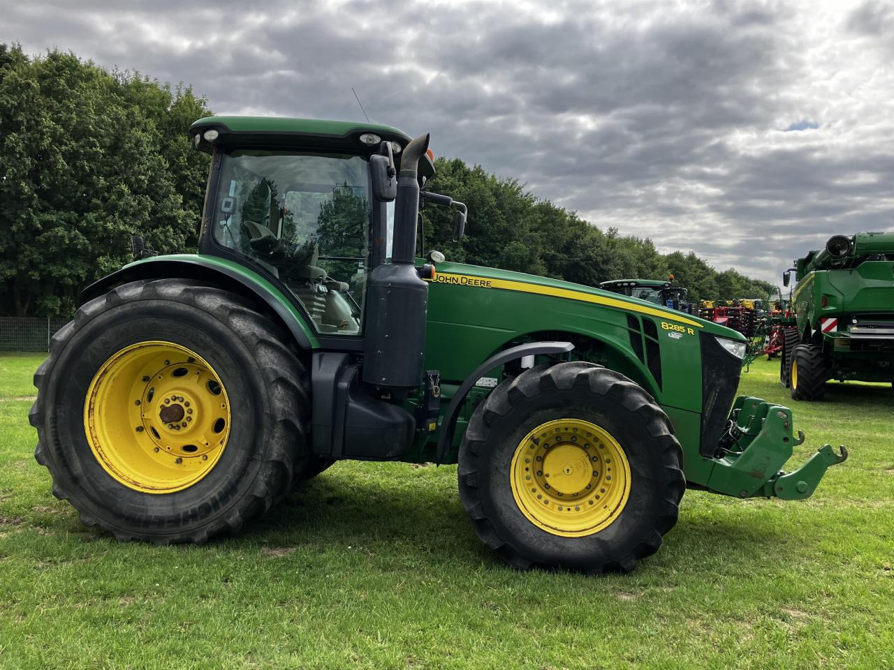 John Deere 8285R - Farm tractor: picture 2 John Deere 8285R - Farm tractor: picture 2