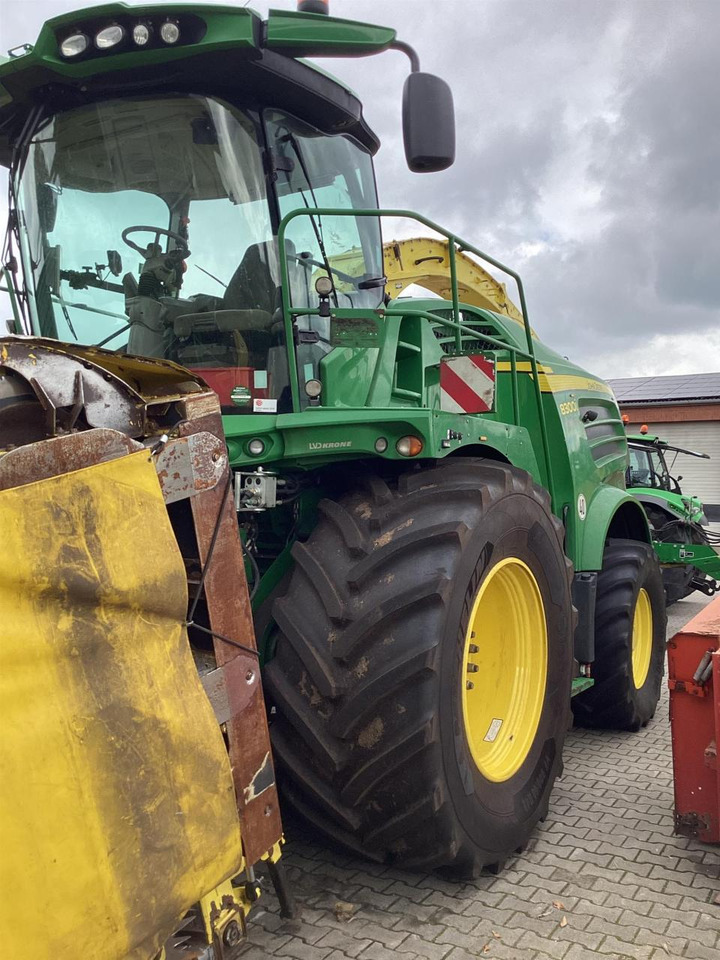 John Deere 8300 - Forage harvester: picture 1 John Deere 8300 - Forage harvester: picture 1