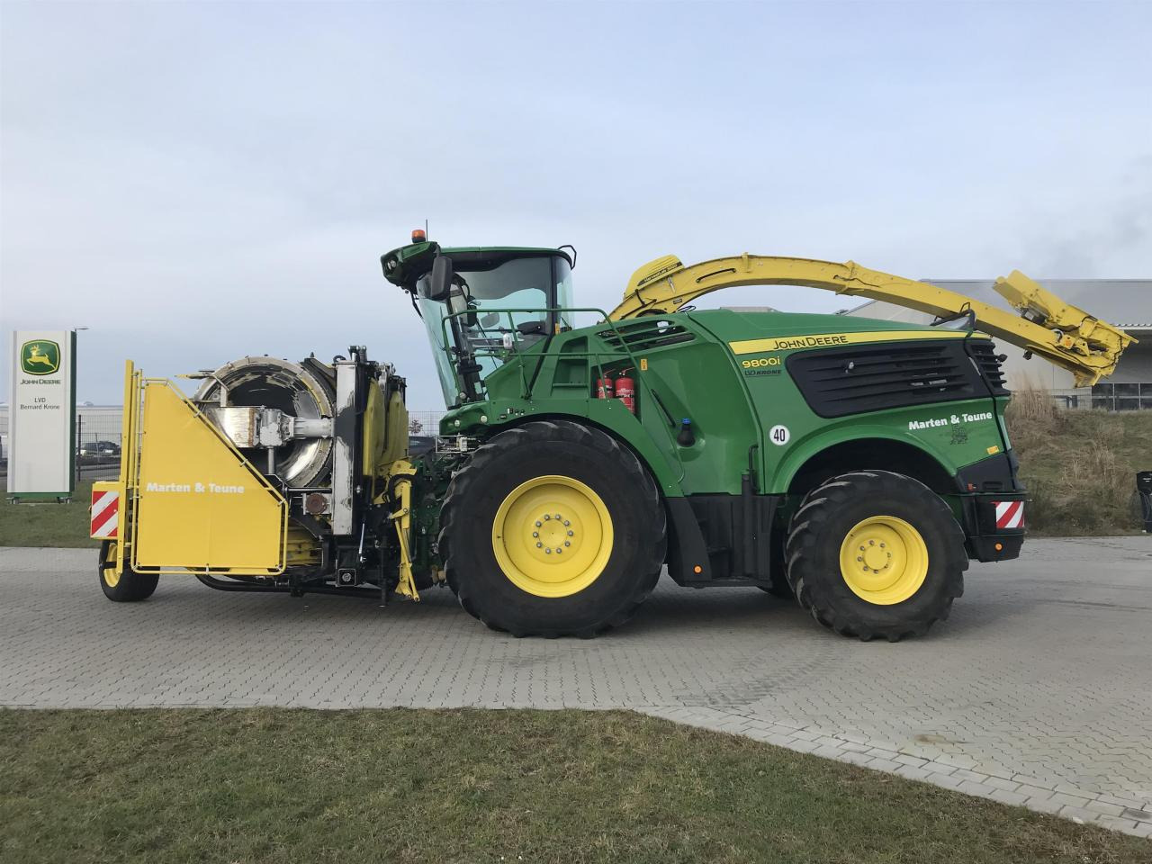 John Deere 9800 - Forage harvester: picture 1 John Deere 9800 - Forage harvester: picture 1