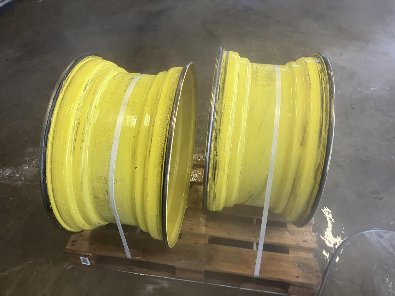 Sonstige / Other UNBEKANNT 16x30 - Rim for Agricultural machinery: picture 1 Sonstige / Other UNBEKANNT 16x30 - Rim for Agricultural machinery: picture 1
