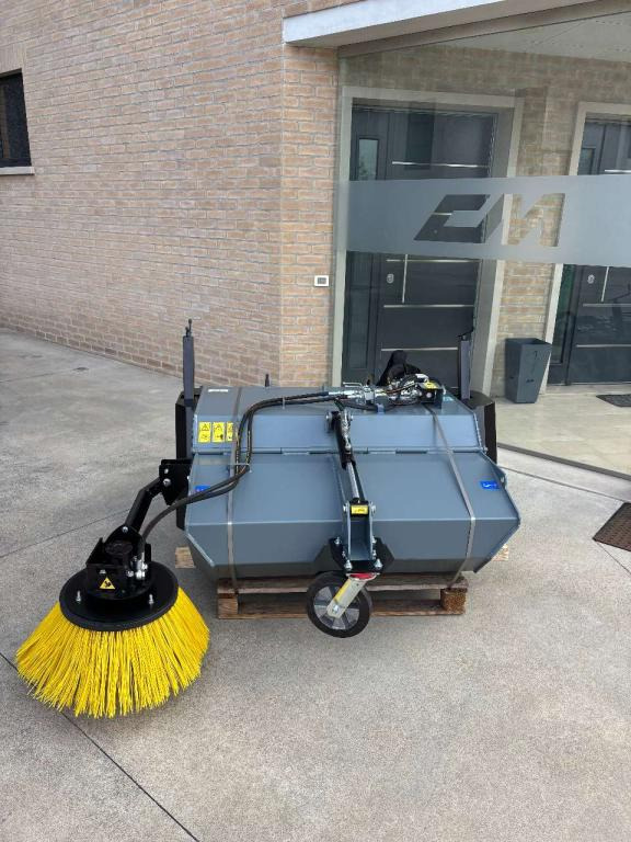 CM CSI 125 con attacco macchina polifunzionale - Broom: picture 1 CM CSI 125 con attacco macchina polifunzionale - Broom: picture 1