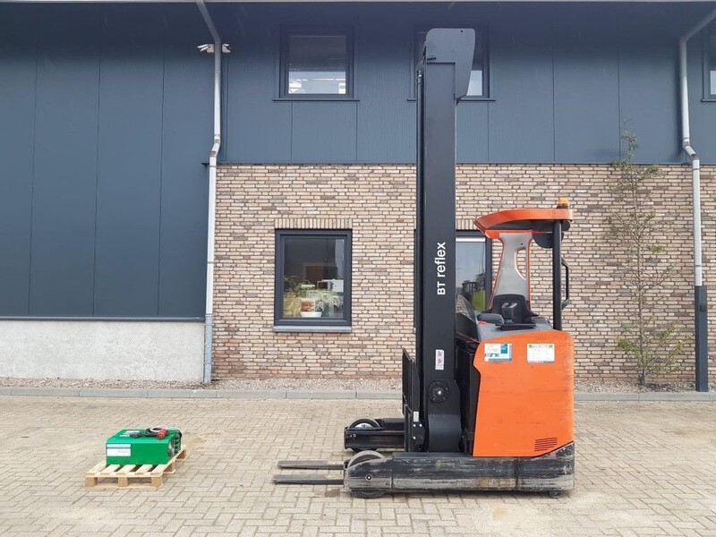 BT RRE180H Toyota 1.8 ton Triplex Freelift Sideshift Elektra Reachtruck - Reach truck: picture 4 BT RRE180H Toyota 1.8 ton Triplex Freelift Sideshift Elektra Reachtruck - Reach truck: picture 4