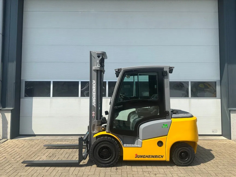 Jungheinrich DFG 425 Triplex Freelift Sideshift 2.5 ton Diesel Heftruck as New ! 675 hours ! - Diesel forklift: picture 1 Jungheinrich DFG 425 Triplex Freelift Sideshift 2.5 ton Diesel Heftruck as New ! 675 hours ! - Diesel forklift: picture 1