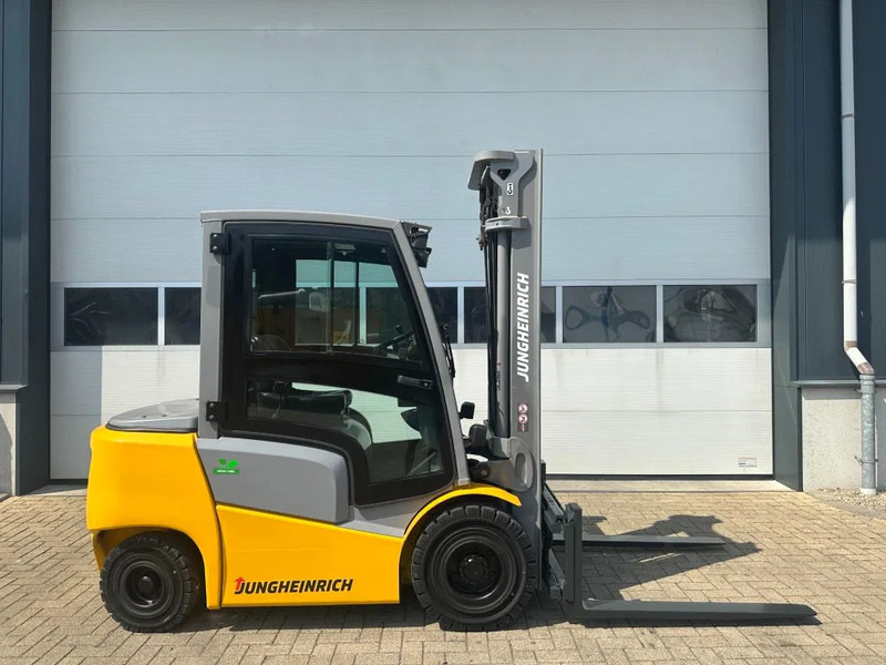 Jungheinrich DFG 425 Triplex Freelift Sideshift 2.5 ton Diesel Heftruck as New ! 675 hours ! - Diesel forklift: picture 3 Jungheinrich DFG 425 Triplex Freelift Sideshift 2.5 ton Diesel Heftruck as New ! 675 hours ! - Diesel forklift: picture 3