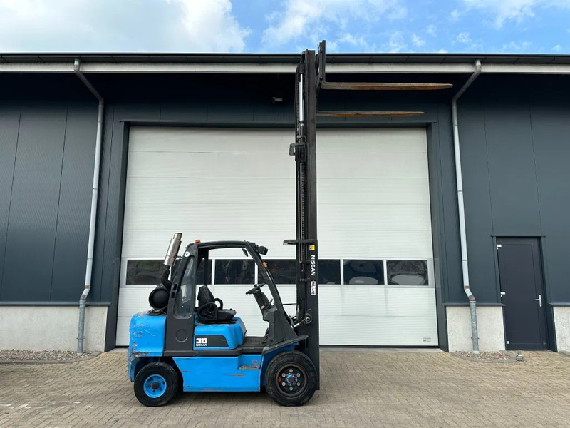 LPG forklift Nissan UGD02A30P0 3 ton Triplex Freelift LPG Heftruck: picture 17 LPG forklift Nissan UGD02A30P0 3 ton Triplex Freelift LPG Heftruck: picture 17