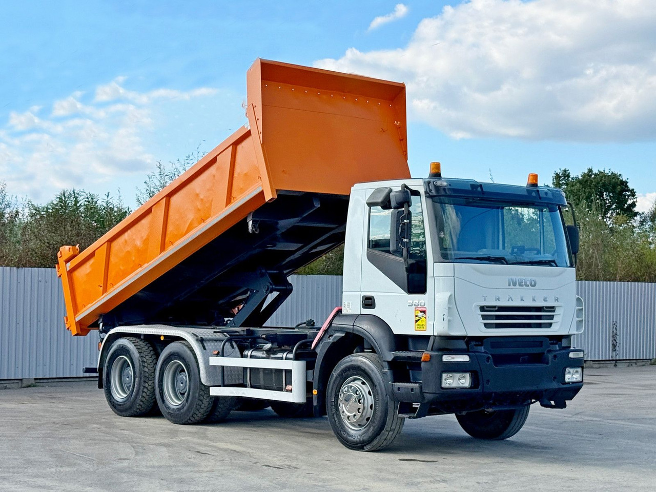 Iveco TRAKKER 380 * Kipper 5,25 m + BORDMATIC / 6x4 - Tipper, Crane truck: picture 1 Iveco TRAKKER 380 * Kipper 5,25 m + BORDMATIC / 6x4 - Tipper, Crane truck: picture 1