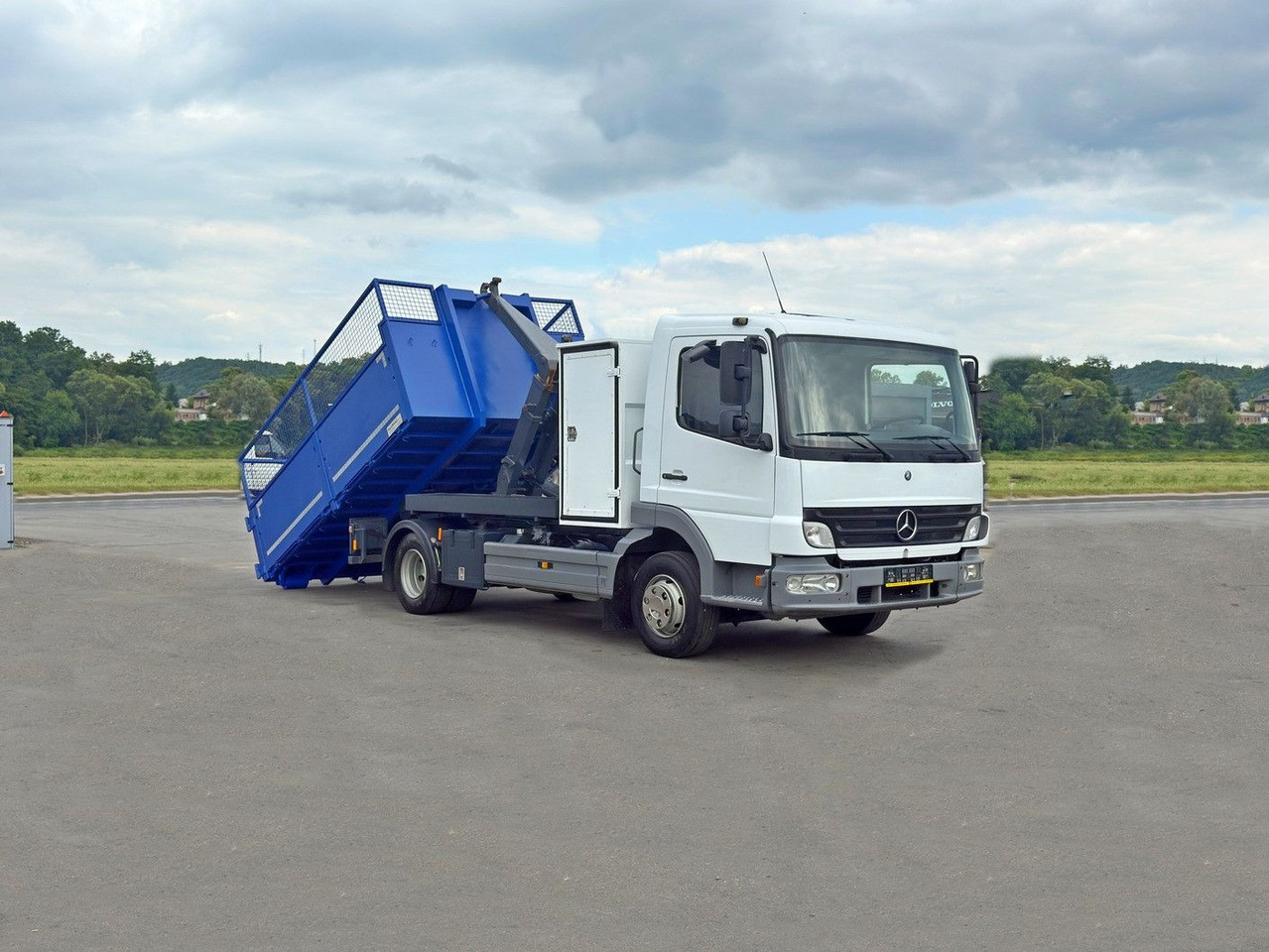 Mercedes-Benz 815 * Abrollkipper + CONTAINER 3,68 m * TOP - Hook lift truck: picture 2 Mercedes-Benz 815 * Abrollkipper + CONTAINER 3,68 m * TOP - Hook lift truck: picture 2