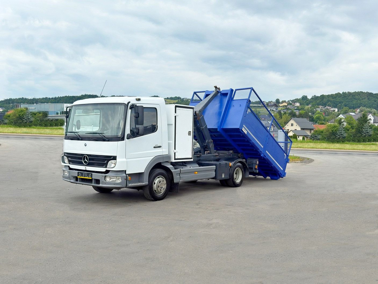 Mercedes-Benz 815 * Abrollkipper + CONTAINER 3,68 m * TOP - Hook lift truck: picture 1 Mercedes-Benz 815 * Abrollkipper + CONTAINER 3,68 m * TOP - Hook lift truck: picture 1