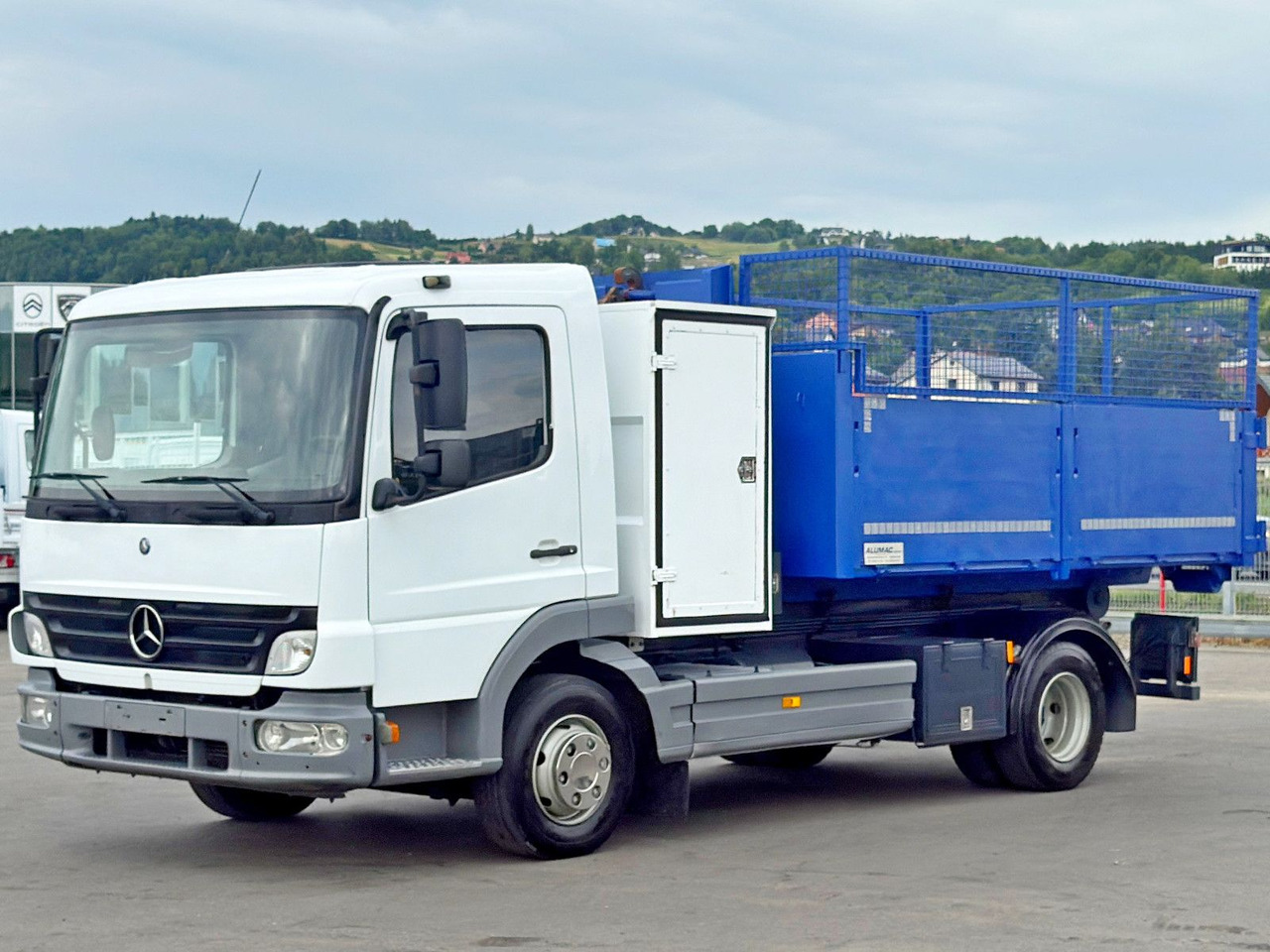 Mercedes-Benz 815 * Abrollkipper + CONTAINER 3,68 m * TOP - Hook lift truck: picture 3 Mercedes-Benz 815 * Abrollkipper + CONTAINER 3,68 m * TOP - Hook lift truck: picture 3