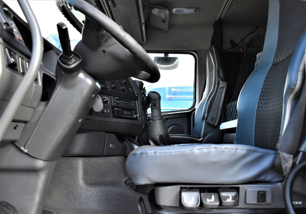 Interior photo 1: Hook lift truck Volvo FH 500 * Abrollkipper * TOPZUSTAND / 6x4 Volvo FH 500 * Abrollkipper * TOPZUSTAND / 6x4