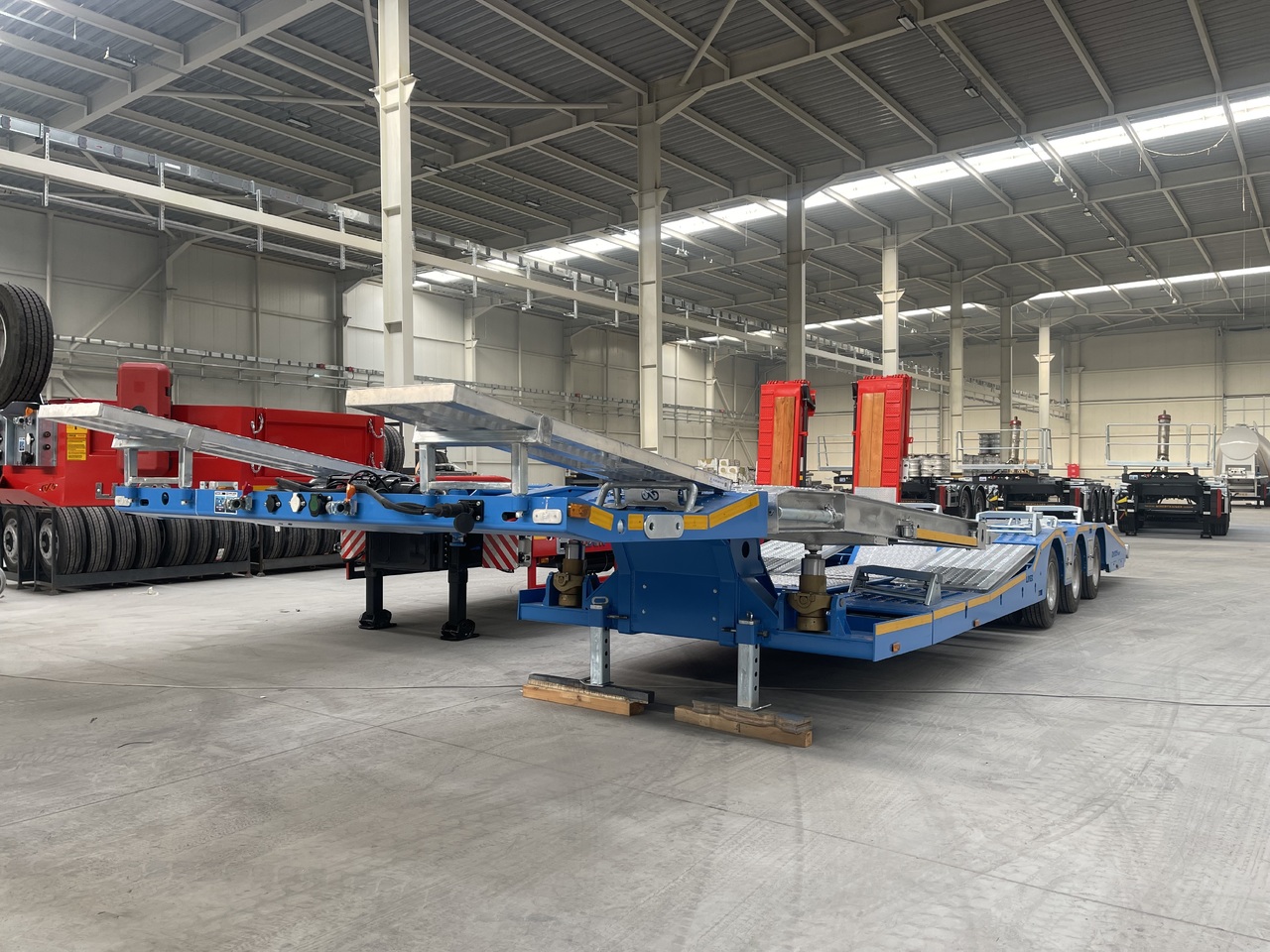 New Autotransporter semi-trailer for transportation of heavy machinery LIDER 2025 NEW UNUSED READY IN FACTORY STOCK: picture 6