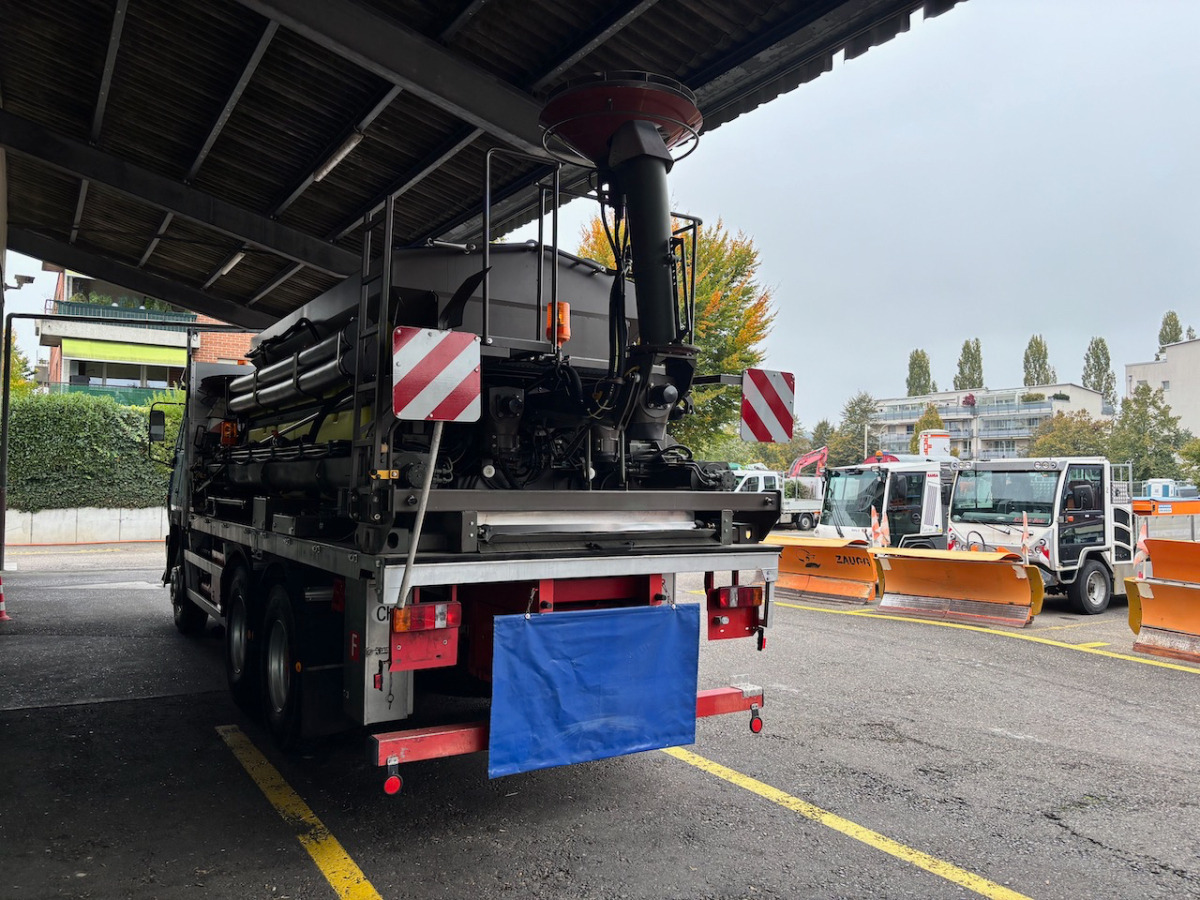 Curtainsider truck STEYR 26S32/ 6x4 Pisten Enteisung: picture 13
