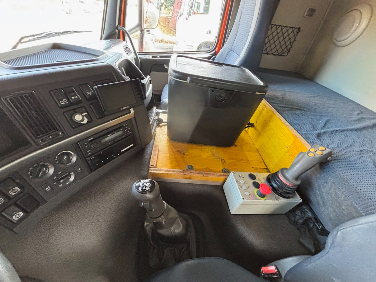 VOLVO FM 400 - Skip loader truck: picture 5 VOLVO FM 400 - Skip loader truck: picture 5