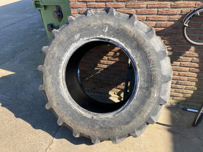 Vredestein 420/85R28 Traxion 85 - Tire for Agricultural machinery: picture 2 Vredestein 420/85R28 Traxion 85 - Tire for Agricultural machinery: picture 2