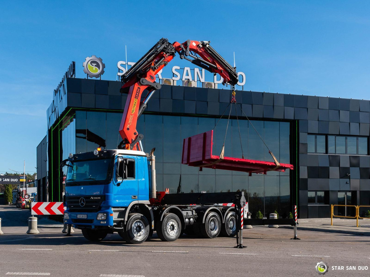 - Crane truck: picture 1 - Crane truck: picture 1