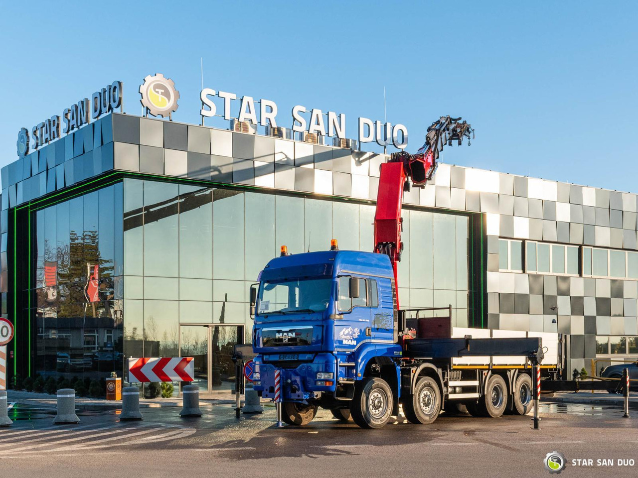 - Crane truck: picture 2 - Crane truck: picture 2