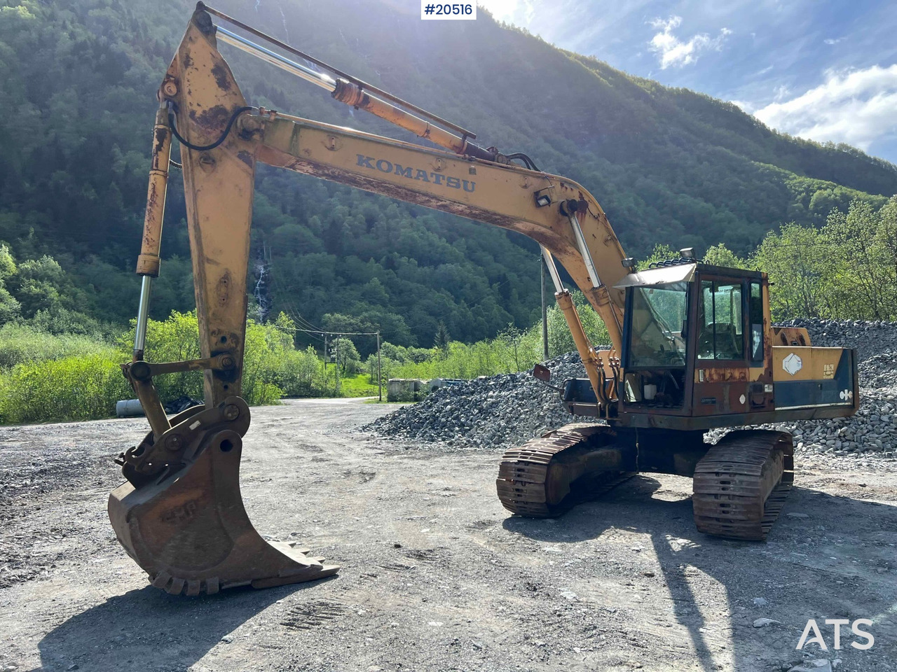 Komatsu PC200-3 - Excavator: picture 2 Komatsu PC200-3 - Excavator: picture 2