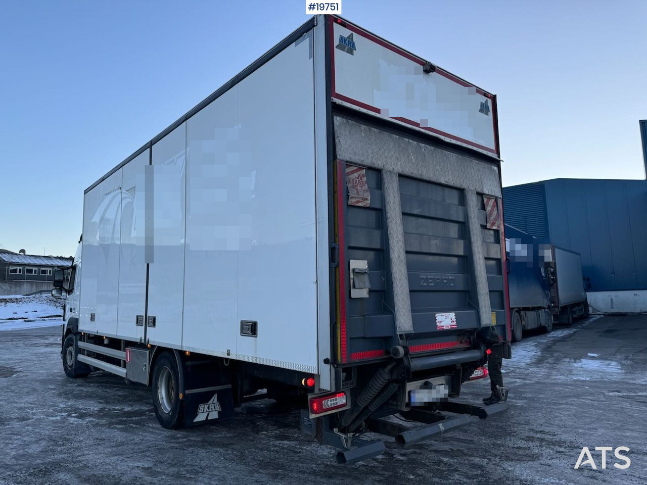 Volvo FM330 - Box truck: picture 5 Volvo FM330 - Box truck: picture 5