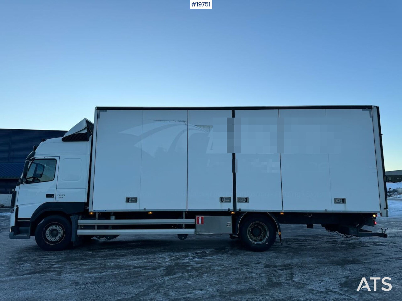 Volvo FM330 - Box truck: picture 3 Volvo FM330 - Box truck: picture 3