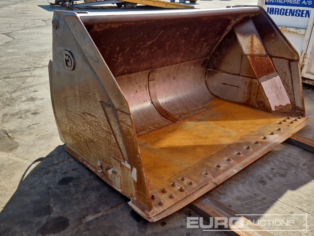102" High Tip Front Loading Bucket to suit Volvo L90 - Bucket: picture 4 102" High Tip Front Loading Bucket to suit Volvo L90 - Bucket: picture 4