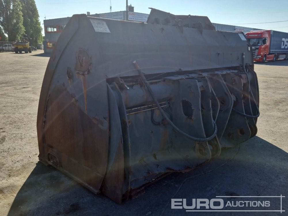 133" Front Loading High Tip Bucket to suit 220G - Bucket: picture 2 133" Front Loading High Tip Bucket to suit 220G - Bucket: picture 2