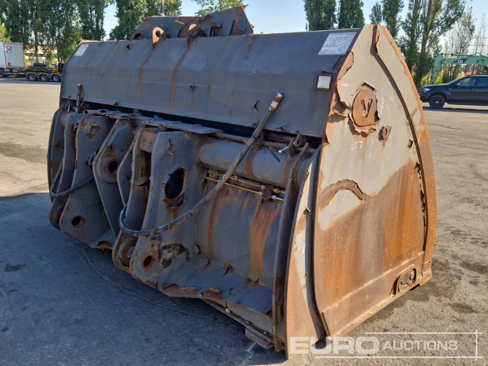 133" Front Loading High Tip Bucket to suit 220G - Bucket: picture 3 133" Front Loading High Tip Bucket to suit 220G - Bucket: picture 3