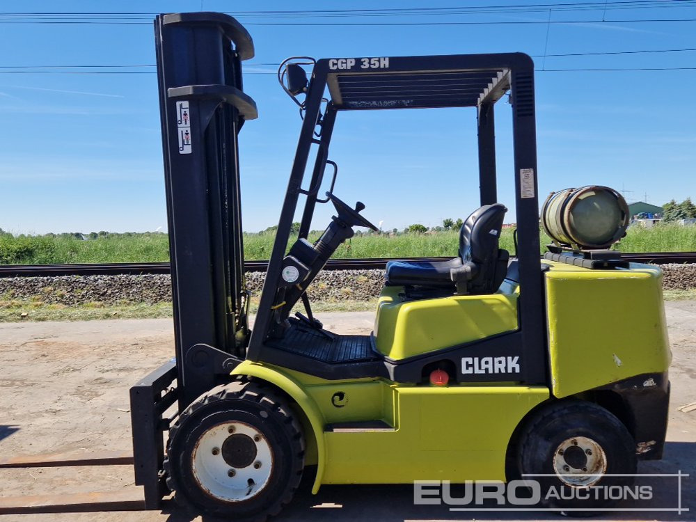 2002 Clark CGP35 - Forklift: picture 2 2002 Clark CGP35 - Forklift: picture 2