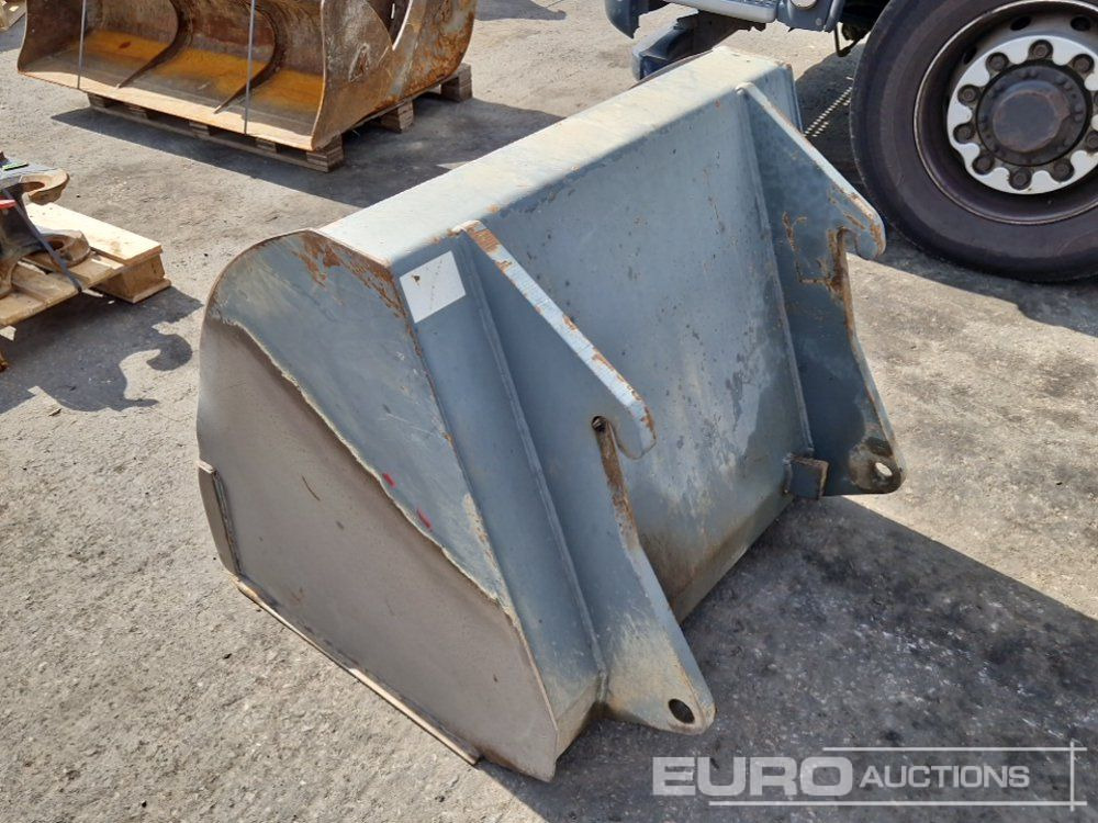40" Front Loading Bucket to suit Volvo L20 - Bucket: picture 2 40" Front Loading Bucket to suit Volvo L20 - Bucket: picture 2