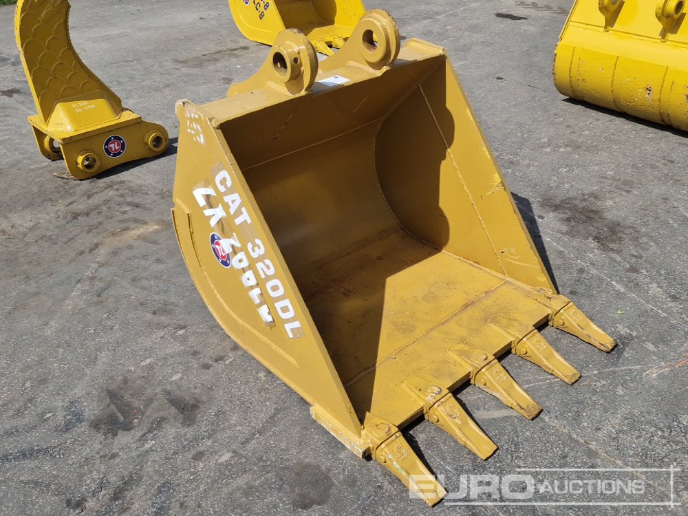 45" Bucket to suit CAT - Bucket: picture 4 45" Bucket to suit CAT - Bucket: picture 4