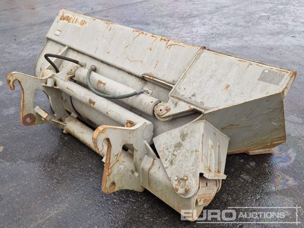 70" Front Liading Hydraulic Side Tip Bucket to suit Atlas Wheeled Loader - Bucket: picture 3 70" Front Liading Hydraulic Side Tip Bucket to suit Atlas Wheeled Loader - Bucket: picture 3