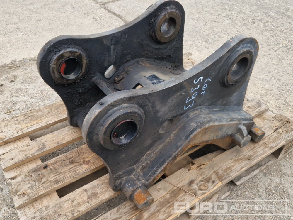 Hydraulic Quick Coupler CW30 to suit Komatsu PC210 - Bucket: picture 1 Hydraulic Quick Coupler CW30 to suit Komatsu PC210 - Bucket: picture 1