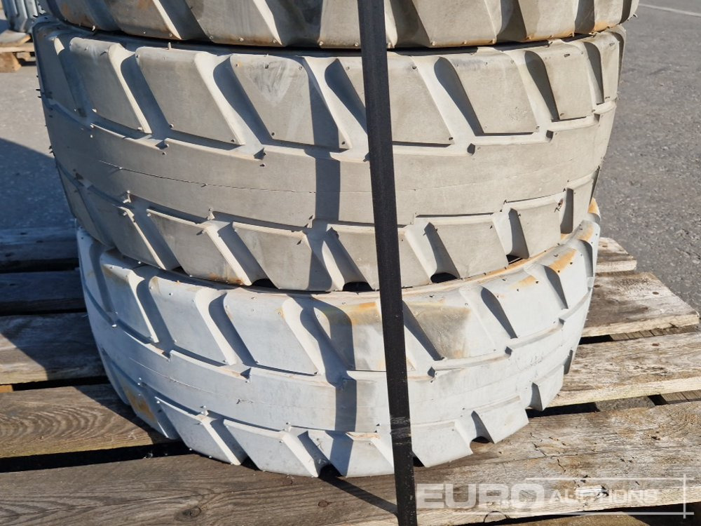 IN240/55D17.5 Tyres with Rims (4 of) - Tire: picture 3 IN240/55D17.5 Tyres with Rims (4 of) - Tire: picture 3