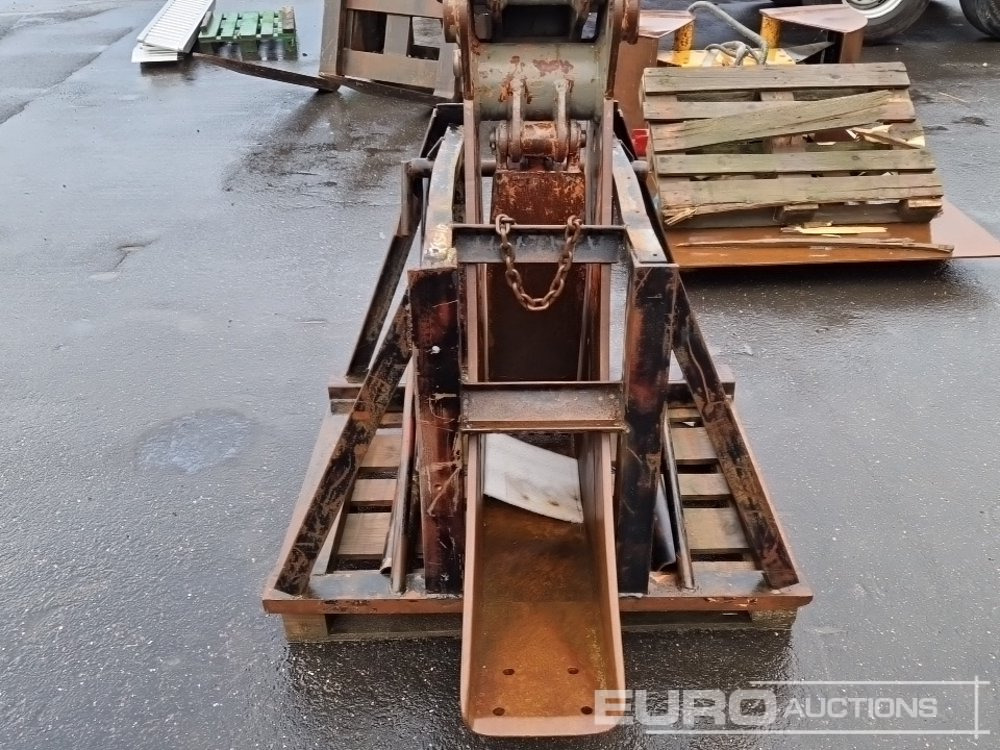 Liebherr 14" Tip Out Digging Bucket - Bucket: picture 5 Liebherr 14" Tip Out Digging Bucket - Bucket: picture 5