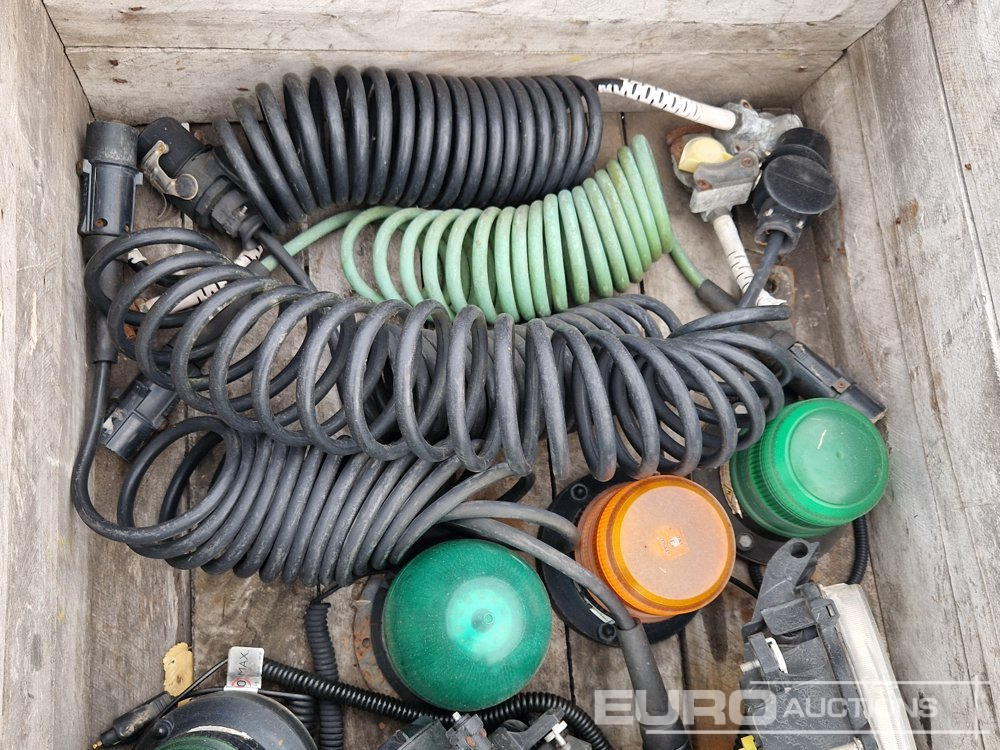 Pallet of Various Lamps, Leafblower - Construction equipment: picture 4 Pallet of Various Lamps, Leafblower - Construction equipment: picture 4