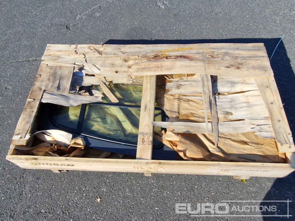Pallet of Cabin Doors to suit Doosan - Spare parts: picture 1 Pallet of Cabin Doors to suit Doosan - Spare parts: picture 1