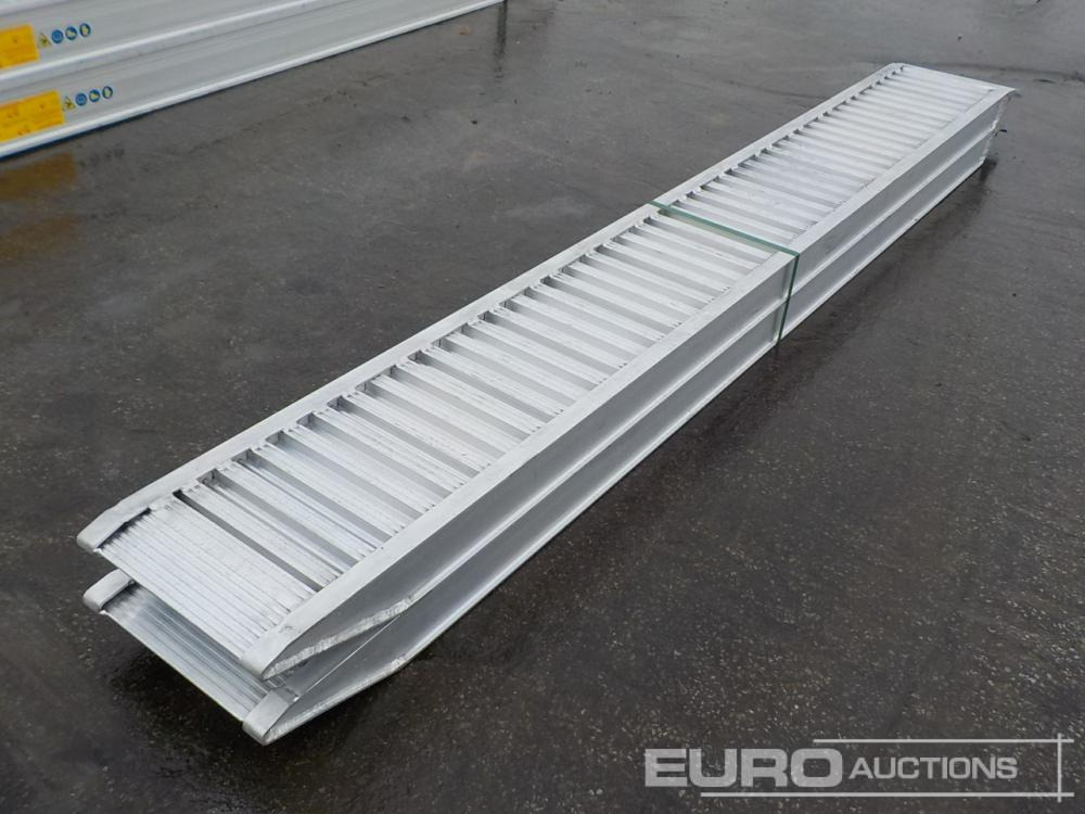 Unused CLM 85.25 Aluminium Loading Ramps (2 of) 2920kg Capacity, 2500mm Length - Loading ramp: picture 1 Unused CLM 85.25 Aluminium Loading Ramps (2 of) 2920kg Capacity, 2500mm Length - Loading ramp: picture 1