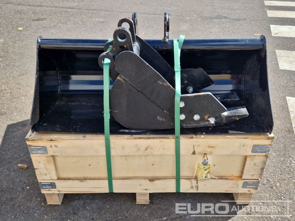 Unused Hydraulic Breaker + 32" Ditching, 8" Digging Bucket - Bucket: picture 2 Unused Hydraulic Breaker + 32" Ditching, 8" Digging Bucket - Bucket: picture 2