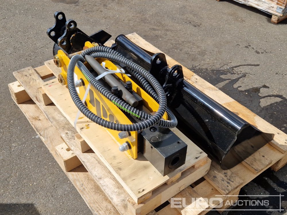 Unused Hydraulic Breaker + 32" Ditching, 8" Digging Bucket - Bucket: picture 3 Unused Hydraulic Breaker + 32" Ditching, 8" Digging Bucket - Bucket: picture 3