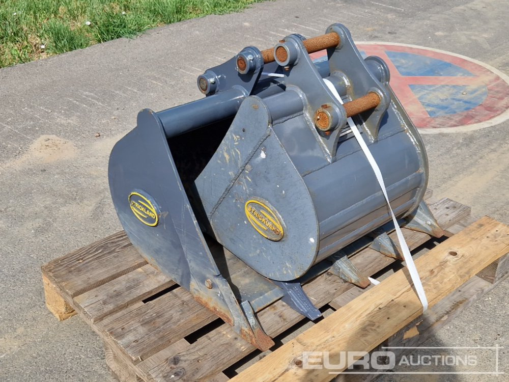 Unused Strickland 30", 18" Digging Buckets, 35mm Pin to suit Hitachi ZX26 (2 of) - Bucket: picture 4 Unused Strickland 30", 18" Digging Buckets, 35mm Pin to suit Hitachi ZX26 (2 of) - Bucket: picture 4