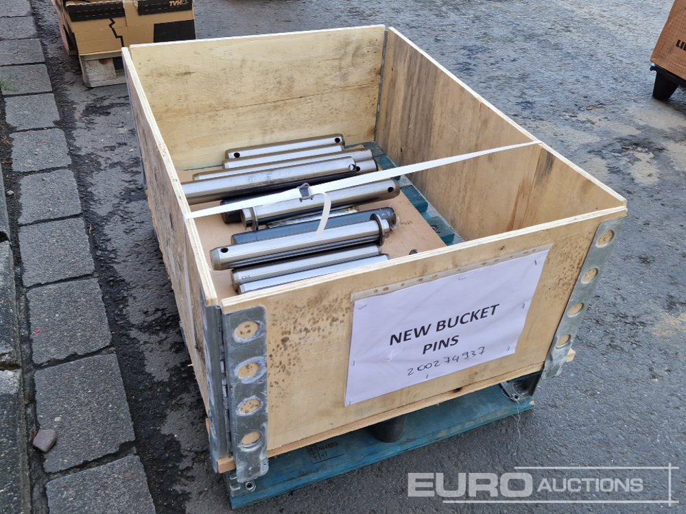 Unused Various Bucket Pins - Bucket: picture 2 Unused Various Bucket Pins - Bucket: picture 2
