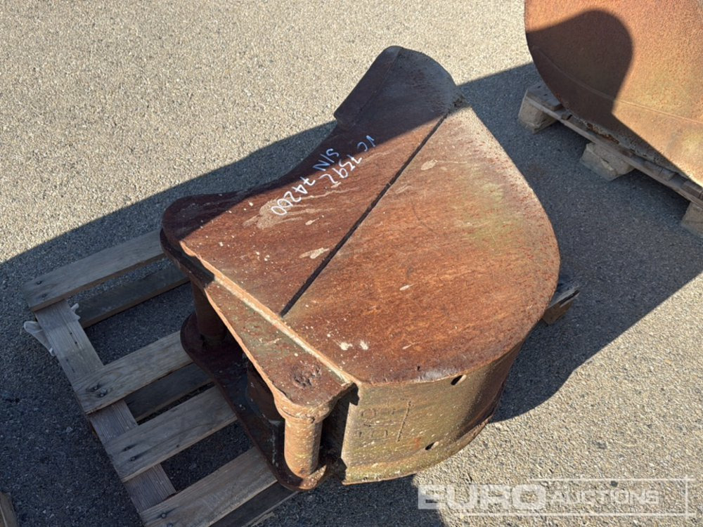 16" Digging Bucket to suit Backhoe Loader - Bucket: picture 3 16" Digging Bucket to suit Backhoe Loader - Bucket: picture 3