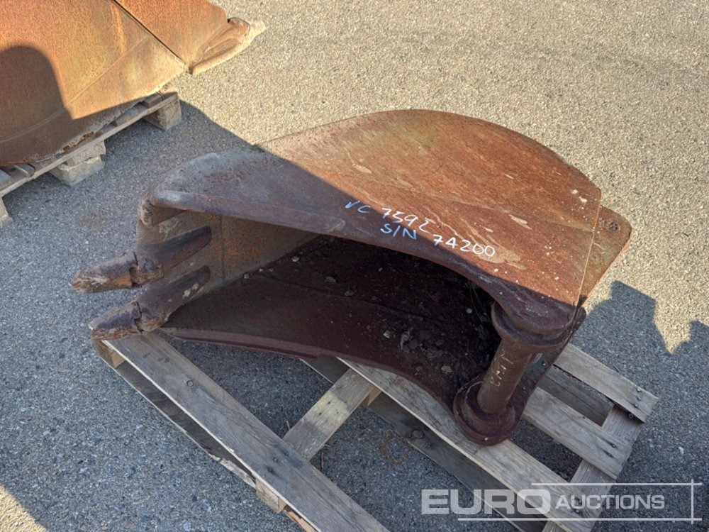 16" Digging Bucket to suit Backhoe Loader - Bucket: picture 2 16" Digging Bucket to suit Backhoe Loader - Bucket: picture 2
