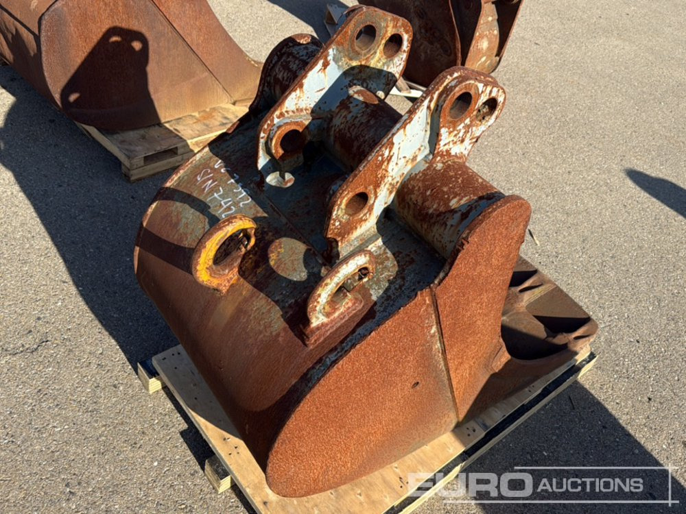 30" Cleaning Bucket to suit Backhoe Loader - Bucket: picture 3 30" Cleaning Bucket to suit Backhoe Loader - Bucket: picture 3