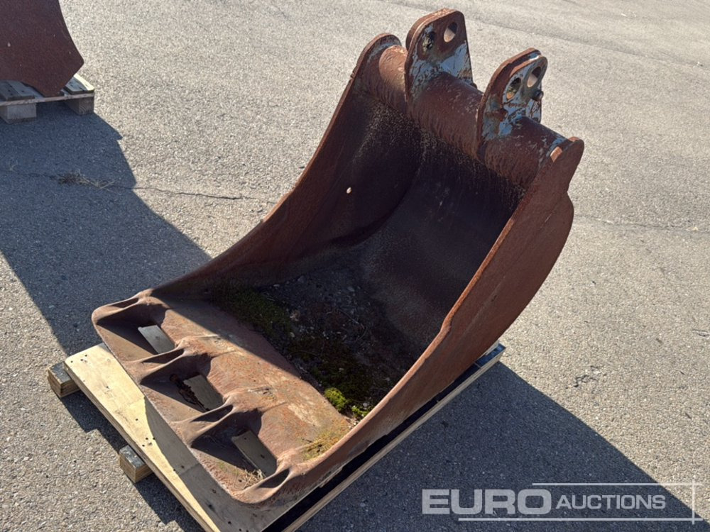 30" Cleaning Bucket to suit Backhoe Loader - Bucket: picture 1 30" Cleaning Bucket to suit Backhoe Loader - Bucket: picture 1