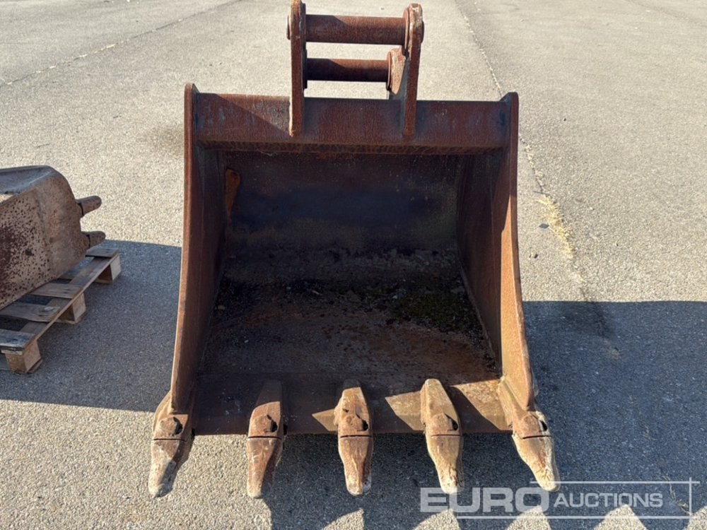 42" Digging Bucket to suit Backhoe Loader - Bucket: picture 5 42" Digging Bucket to suit Backhoe Loader - Bucket: picture 5