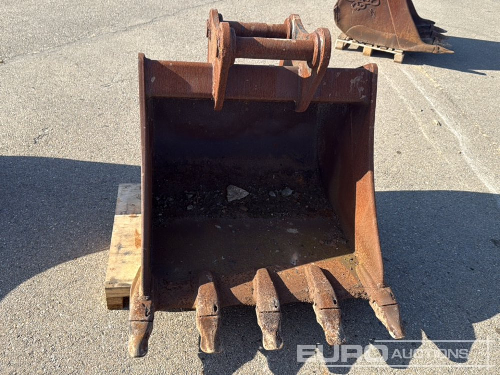 42" Digging Bucket to suit Backhoe Loader - Bucket: picture 5 42" Digging Bucket to suit Backhoe Loader - Bucket: picture 5