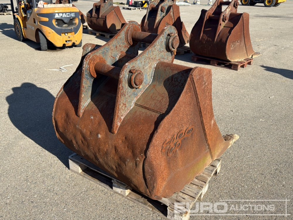 44" Digging Bucket to suit Backhoe Loader - Bucket: picture 3 44" Digging Bucket to suit Backhoe Loader - Bucket: picture 3