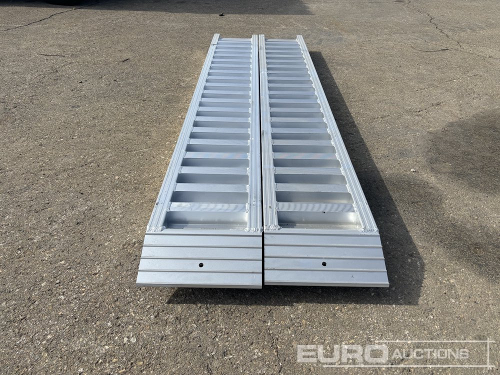 Aluminium Ramp (2 of) (250cm Length, 6Ton Capacity) - Construction equipment: picture 4 Aluminium Ramp (2 of) (250cm Length, 6Ton Capacity) - Construction equipment: picture 4