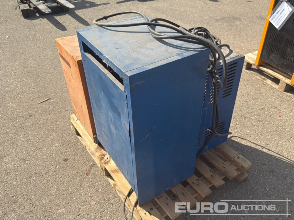 Forklift Chargers (3 of) - Attachment for Forklift: picture 3 Forklift Chargers (3 of) - Attachment for Forklift: picture 3